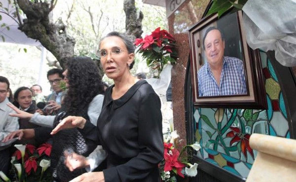 Florinda Meza se enoja por zafarrancho de medios en misa de Chespirito