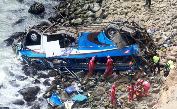 Reanudan búsqueda de cuerpos de accidente que dejó 48 muertos en Perú
