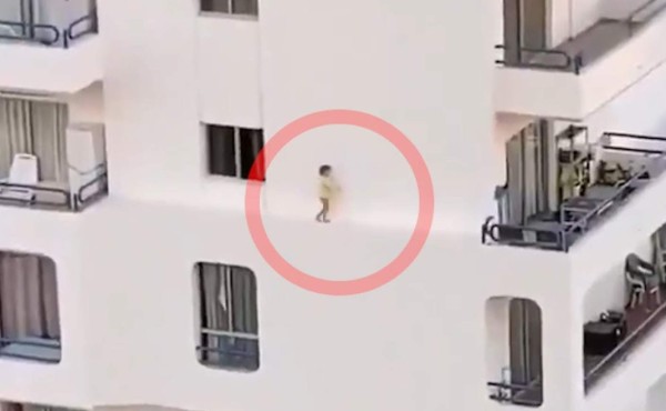Video viral: Niña de cuatro años juega en la orilla del quinto piso de un edificio