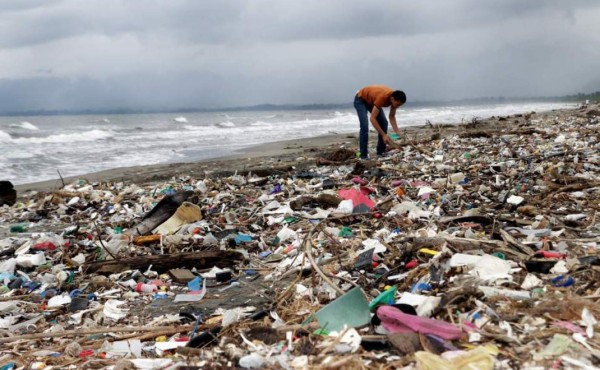 Guatemala empieza a detener basura en río Motagua