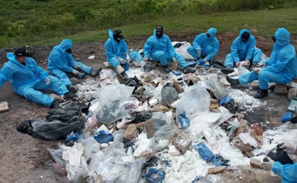 Incineran 901 kilos de cocaína incautados en embarcación Desteny en Gracias a Dios