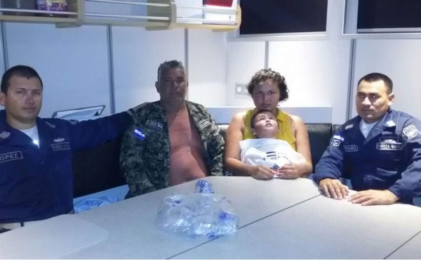 Surgen imágenes del rescate de una familia en Roatán