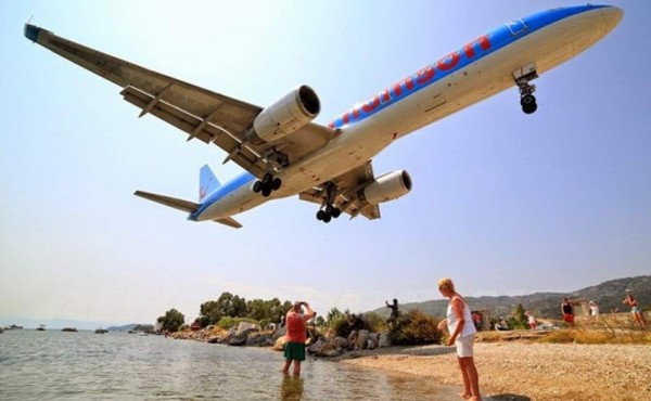 Video: Aviones 'aterrizan' sobre las cabezas de los turistas en una isla de Grecia