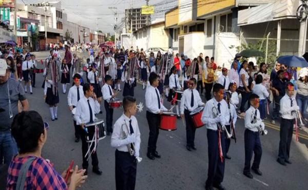 Hondureños celebran con patriotismo el Día de la Bandera