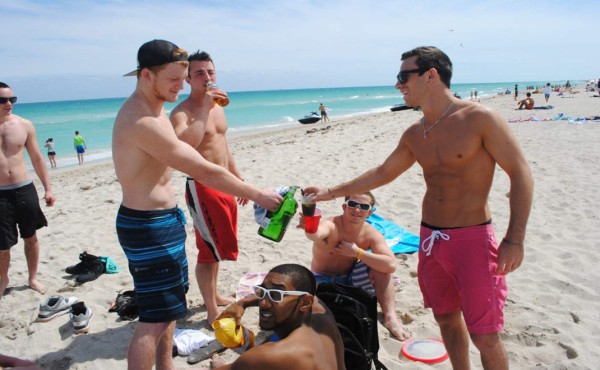 Miami Beach adelanta la hora de cierre de sus playas por motivos de seguridad