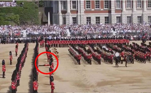 Un guardia se desmayó en desfile militar por el cumpleaños de la Reina Isabel II
