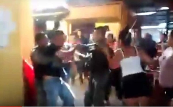 Video: un policía militar se va a los golpes con un sampedrano