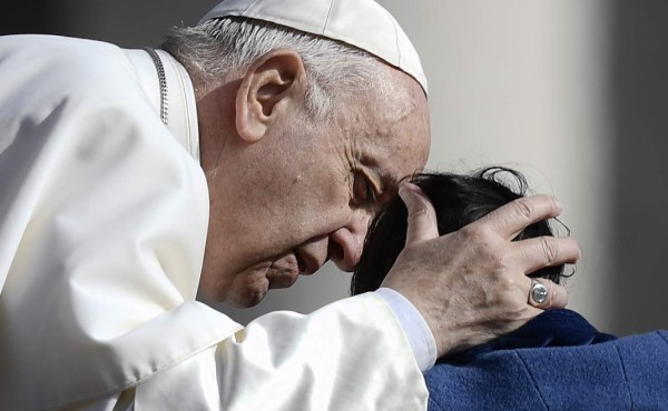 Papa Francisco obliga a denunciar los abusos sexuales en la iglesia  