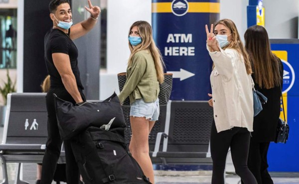 Coronavirus: aeropuertos españoles comienzan a recibir a los primeros visitantes