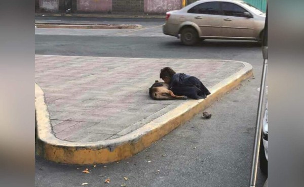 Policía rescata a un niño hondureño que vivía en las calles con su mascota