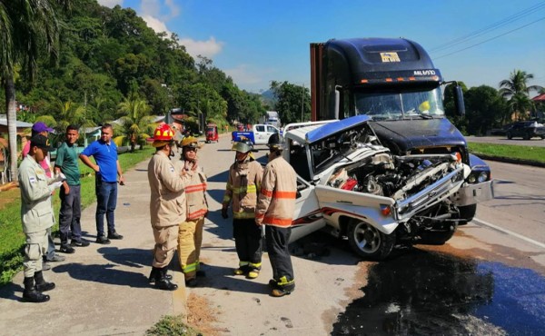 Cuatro heridos deja choque entre rastra y pick up en Puerto Cortés