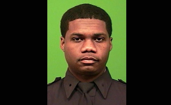 Muere policía de Nueva York de un disparo en la cabeza