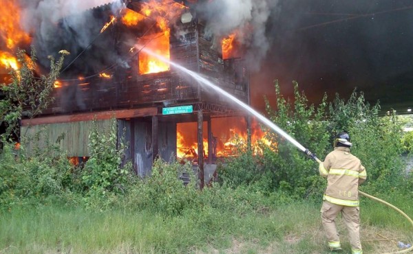 Incendio consume una maderera en La Lima