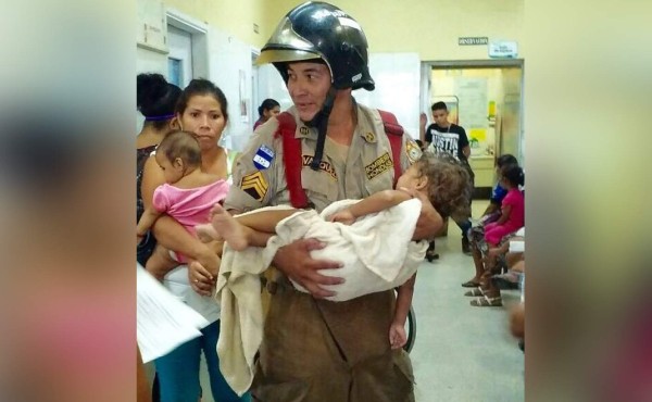 Bomberos rescatan a bebé que se estaba ahogando dentro pila