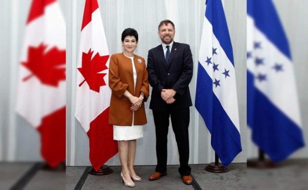 Celebran la fiesta patria de Canadá