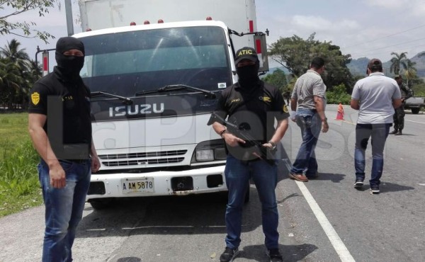 Decomisan camión que transportaba supuesta cocaína hacia Guatemala