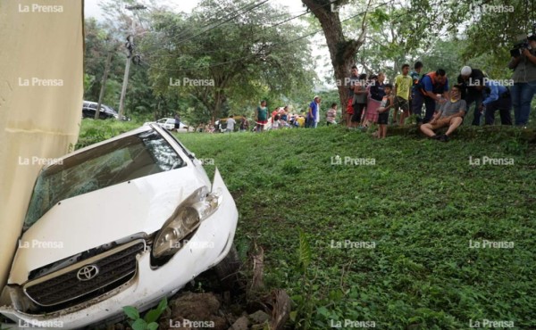 Conductor de taxi pierde el control y se estrella contra muro de una casa