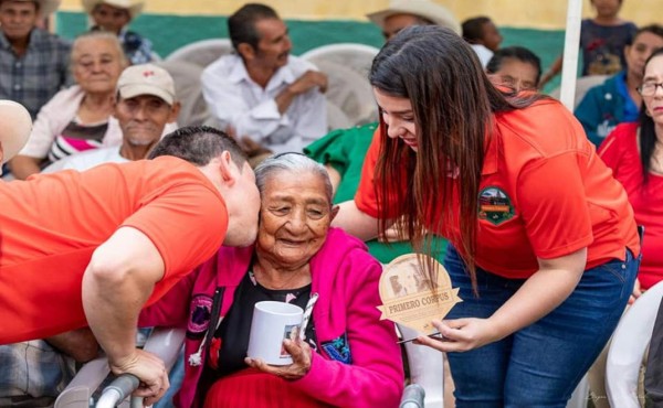 Jóvenes se convierten en estrella de felicidad durante siete horas para ancianos y niños de Copán