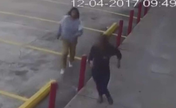 Este video muestra a la mujer hondureña siendo perseguida por una calle en Houston.