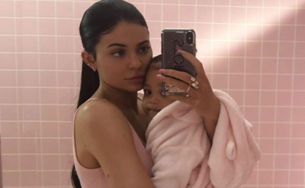 Hospitalización de hija de Kylie Jenner fue por alergia a una comida