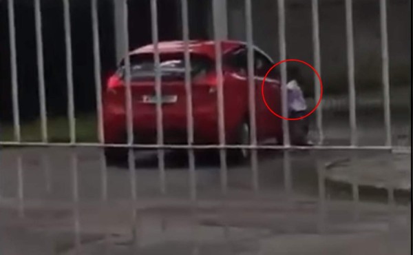 Madre acelera su auto y abandona a su hija de cinco años