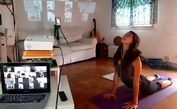 Hondureña ofrece clases de yoga en línea gratis para calmar la ansiedad por confinamiento