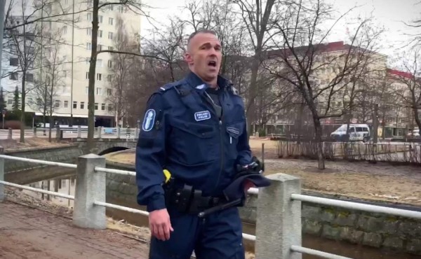 Video viral: Un policía finlandés causa impacto al revelar que también es cantante de ópera