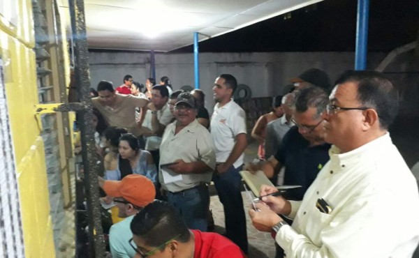 Simpatizantes políticos realizan su propio conteo de urnas en San Pedro Sula