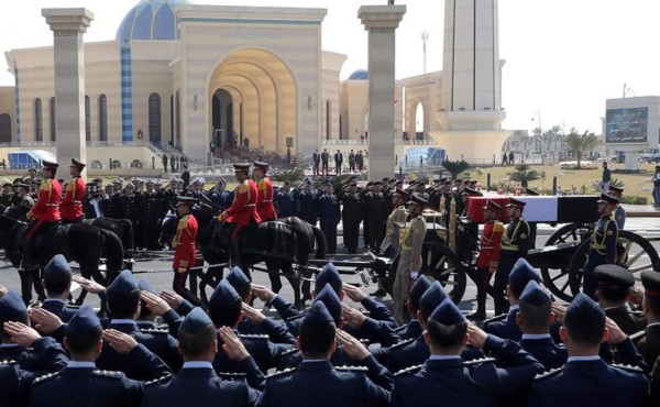 Egipto despide al 'héroe' Mubarak con un funeral militar
