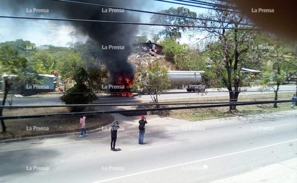 Supuestos manifestantes incendian camión cisterna en Villanueva