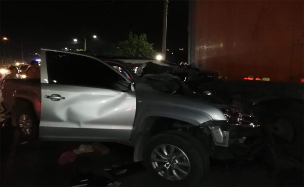 Dramático rescate de hombre atrapado en su carro tras impactar contra una rastra