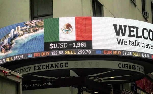 El peso mexicano pierde su rol como barómetro de las divisas emergentes
