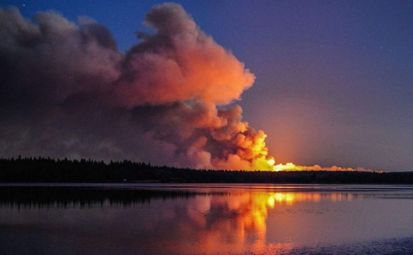 Provincia canadiense declara emergencia por incendios  