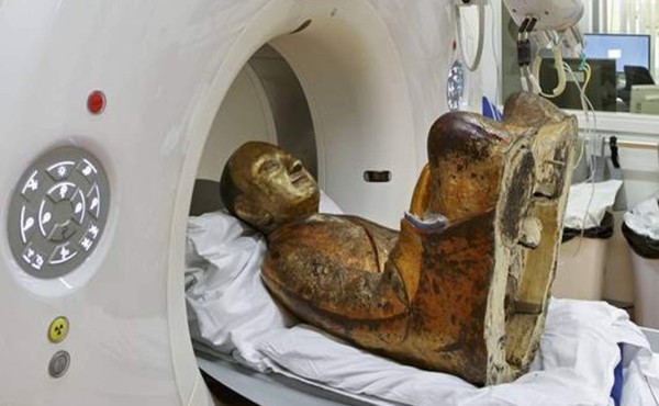 Hallan una momia oculta en una estatua de Buda