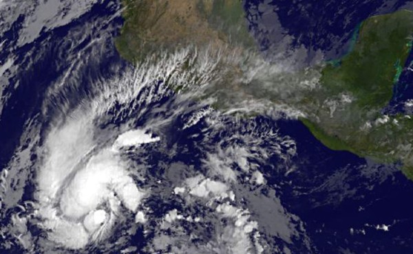 El tardío huracán Sandra se fortalece en el Pacífico