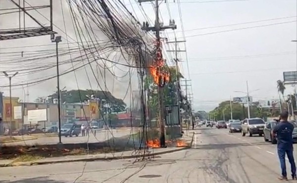 VIDEO: Se incendian varios cables del tendido eléctrico en San Pedro Sula