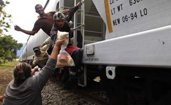 Patronas: Las 12 mexicanas que siguen a La Bestia para alimentar a los migrantes hondureños