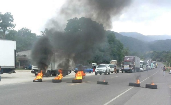 Padres de familia bloquean la carretera CA-5 en Taulabé, Comayagua