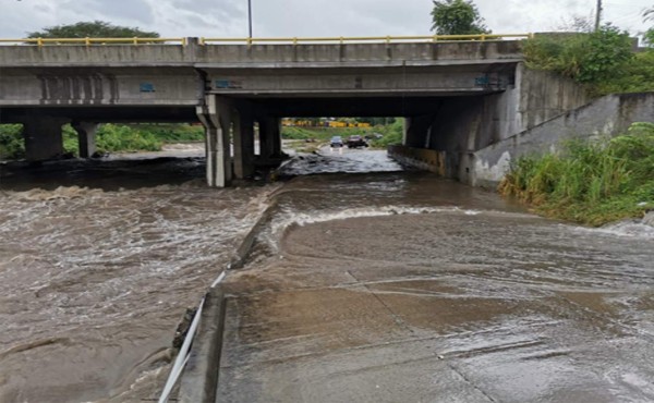 Cierran varios accesos viales en San Pedro Sula ante las inundaciones