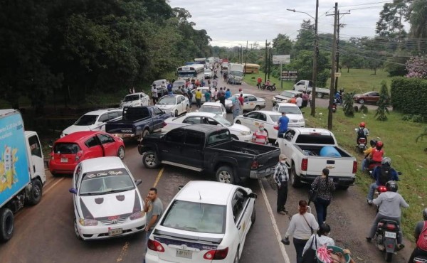 Con toma de carretera taxistas piden reparación de baches en La Ceiba