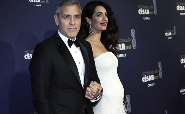Esposa de George Clooney luce su embarazo en los premios César