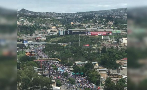 Maestros y médicos se enfrentan a la Policía en Tegucigalpa
