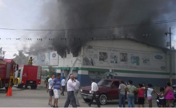Incendio consume empresa de grupo Ayre en San Pedro Sula