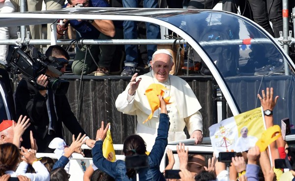 Agreden al Papa Francisco durante su recorrido en papamóvil en Chile