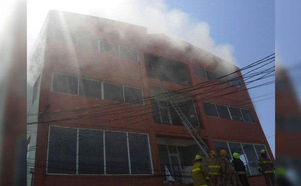 Se incendia edificio de cuatro plantas en La Ceiba