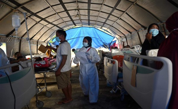 Médicos agotados tras sismo en Indonesia intentan evitar propagación de covid-19