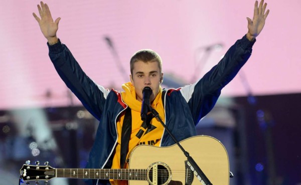 Justin Bieber recibe botellazo por no cantar 'Despacito'  