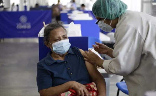 Entre desaciertos y lentitud han vacunado más de 400,000 hondureños contra el covid-19