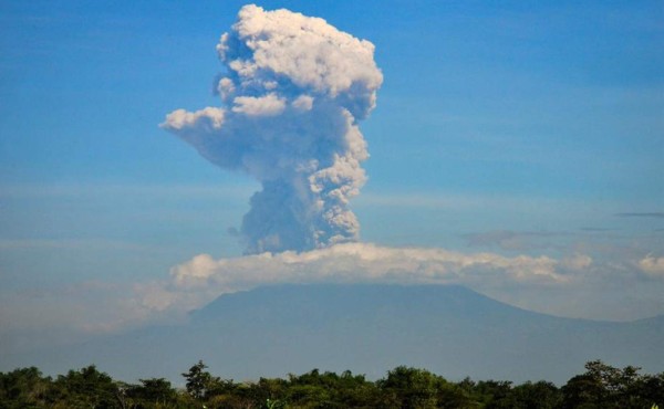 Doble erupción del volcán Merapi en Indonesia genera columna de humo de 6 kms