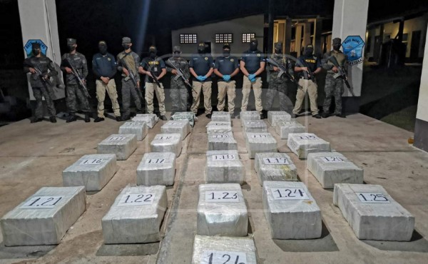 La Mosquitia: decomisan 819 kilos de cocaína en lancha y detienen a cinco extranjeros